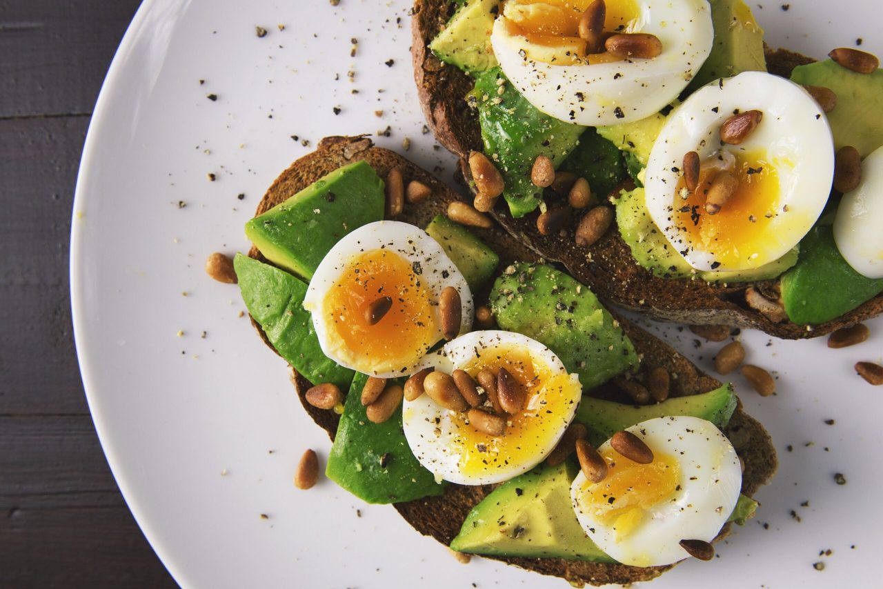 Broodjes met ei, avocado en pitjes. 