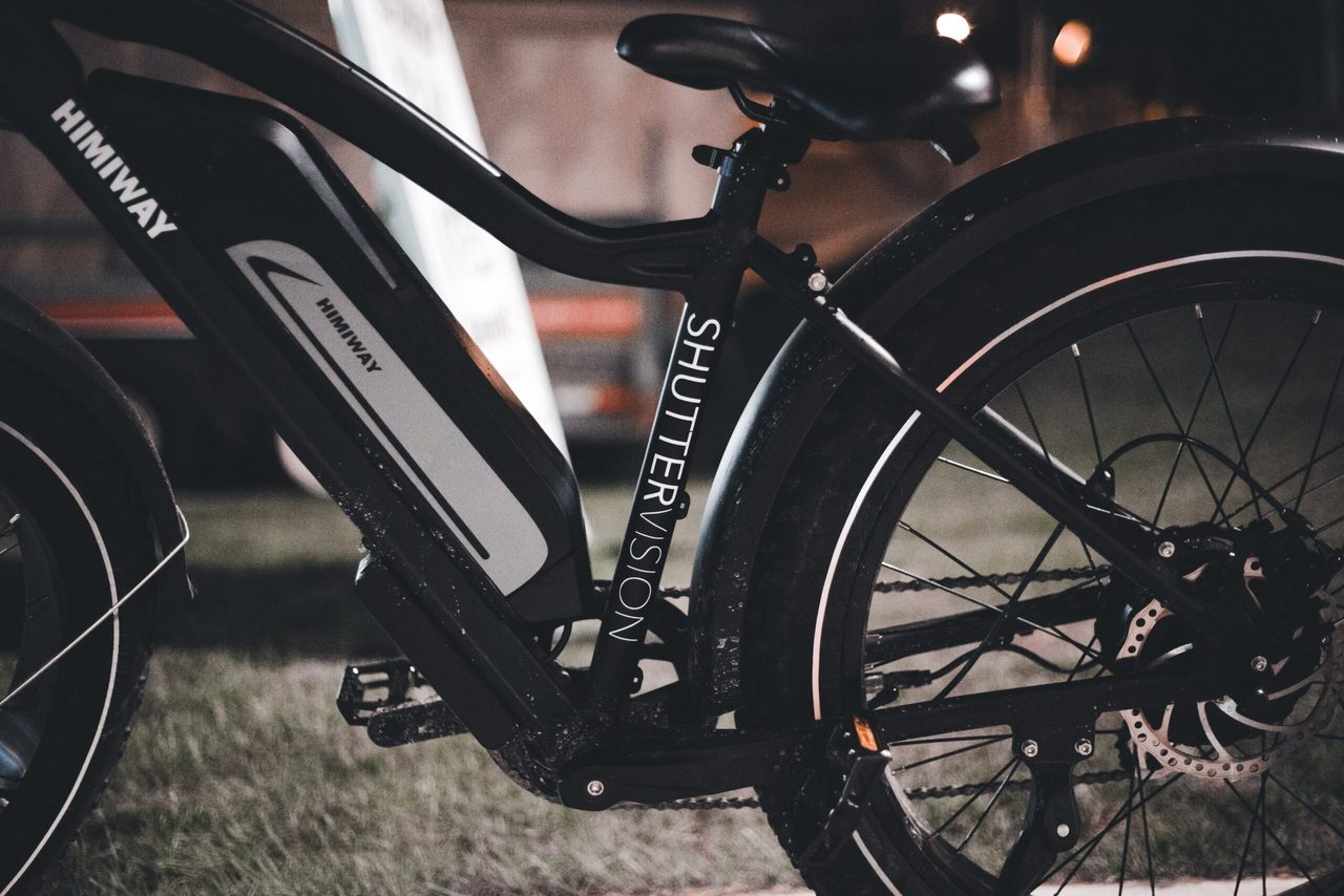 Een e-bike die op de standaard staat.
