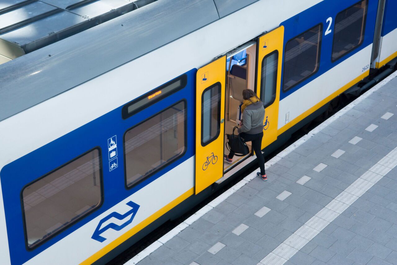 Iemand die de trein instapt op het perron.