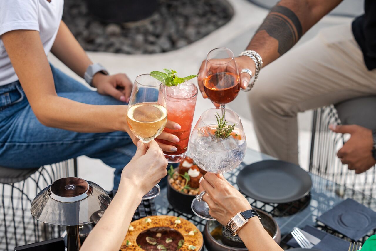 Mensen die proosten met drankjes.