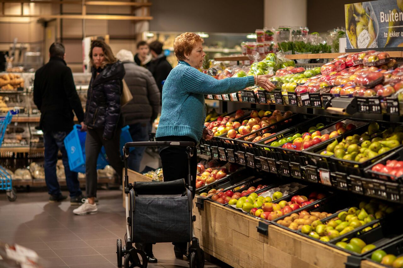 Een vrouw die boodschappen aan het doen is. 