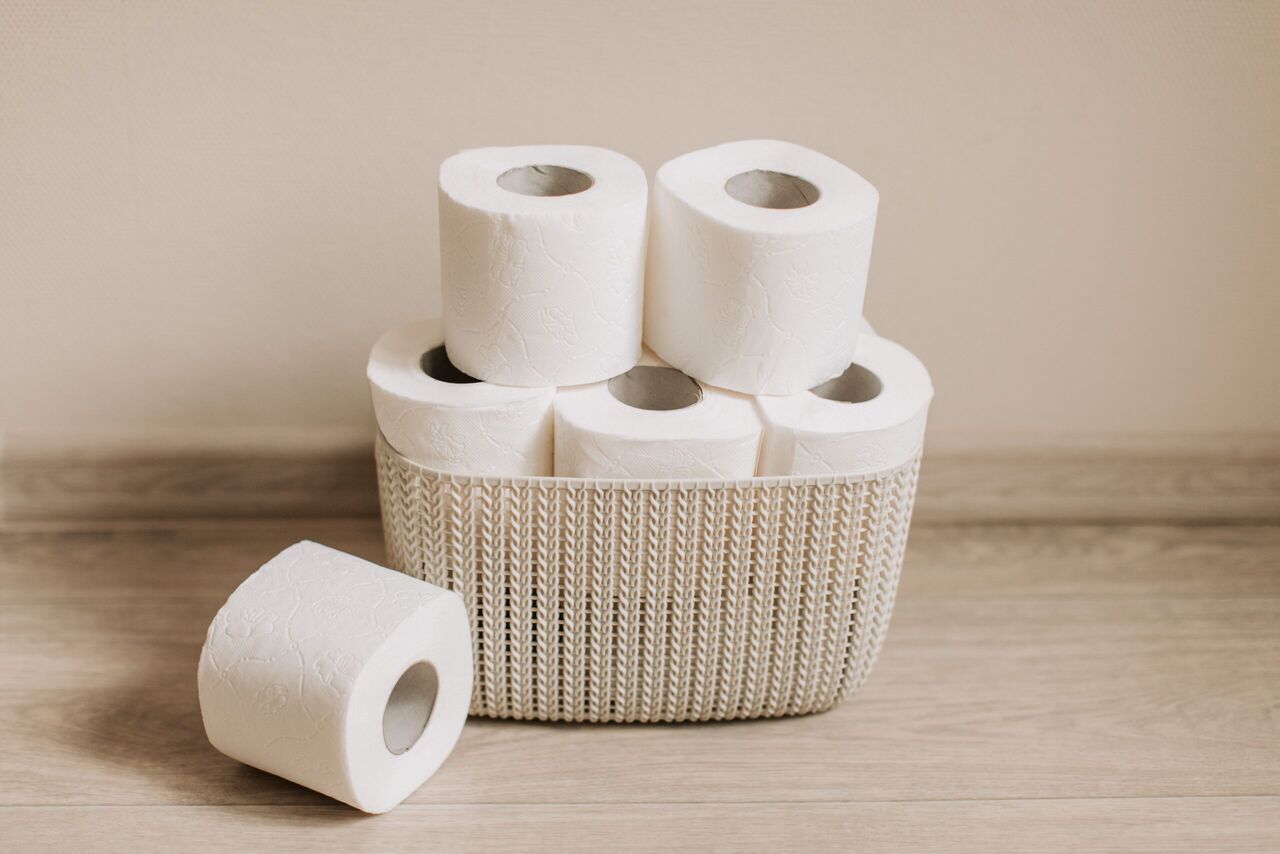 Een mandje met wc-rollen.