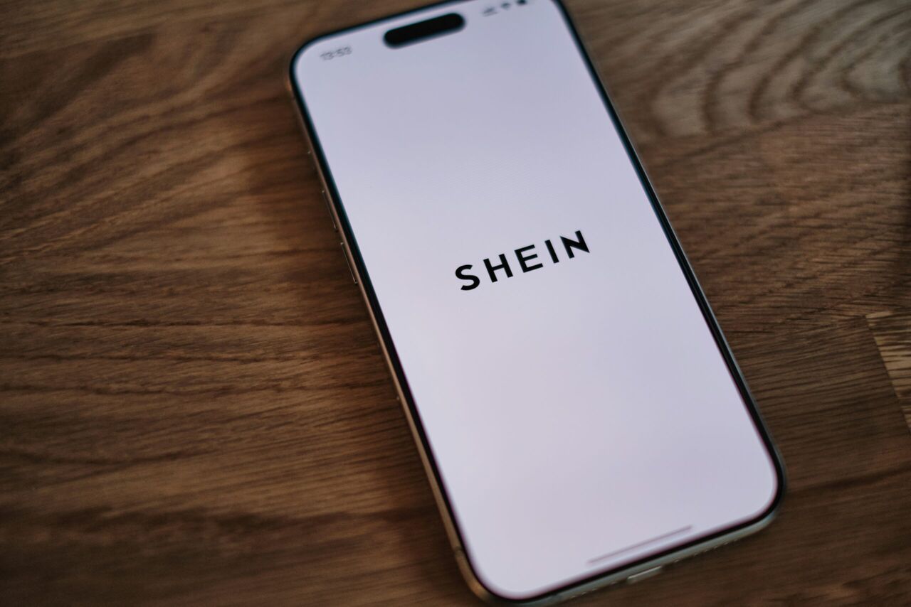 Een telefoon met Shein 