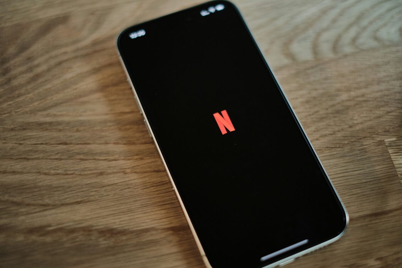 Netflix open op een telefoon