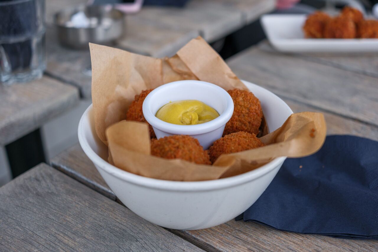 Een bakje bitterballen