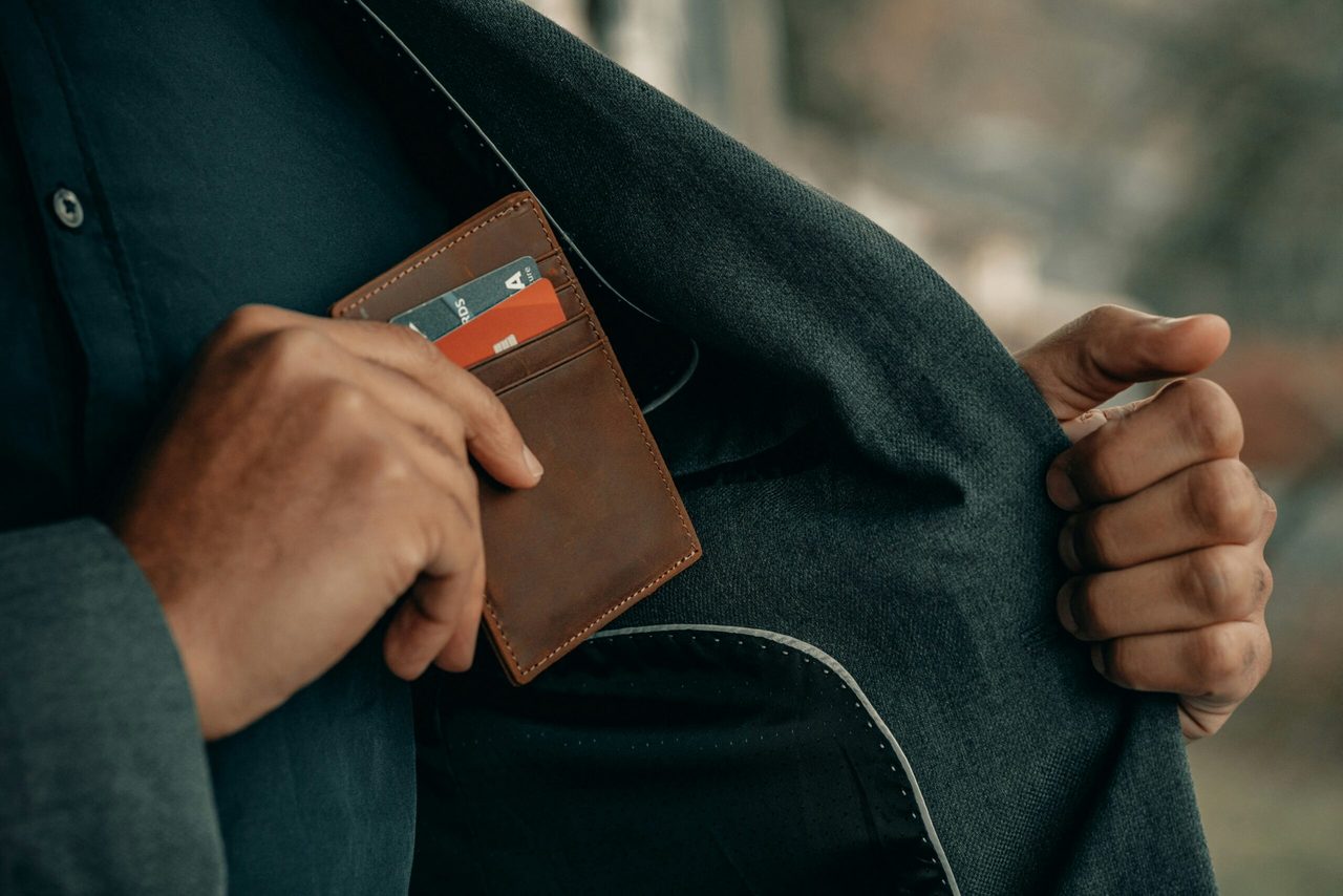 Een man stopt zijn portemonnee met creditcard in zijn jas