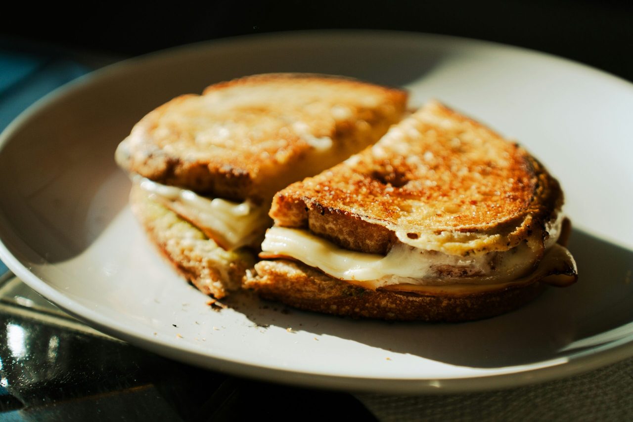 Een tosti op een bord