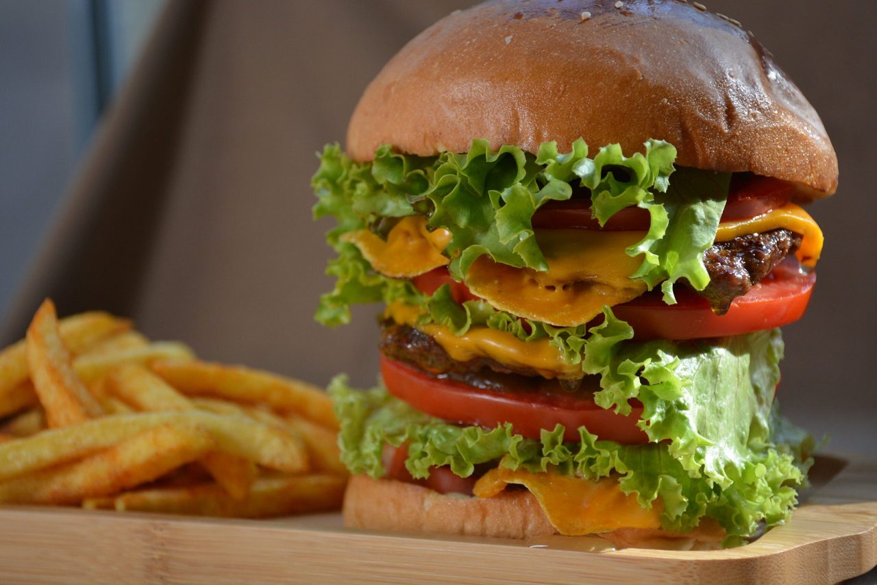 Een burger met frietjes