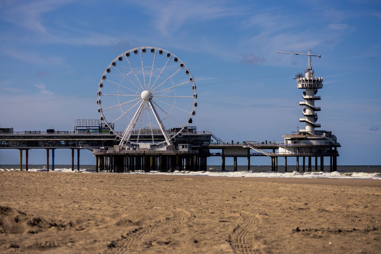 Het reuzenrad en de boulevard van Scheveningen.