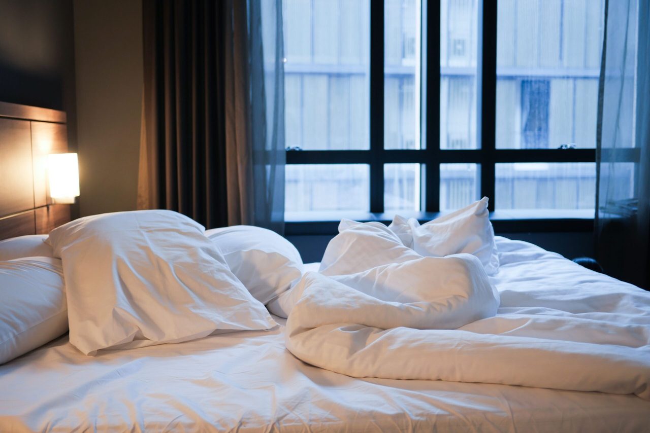 Een bed die niet is opgemaakt. 
