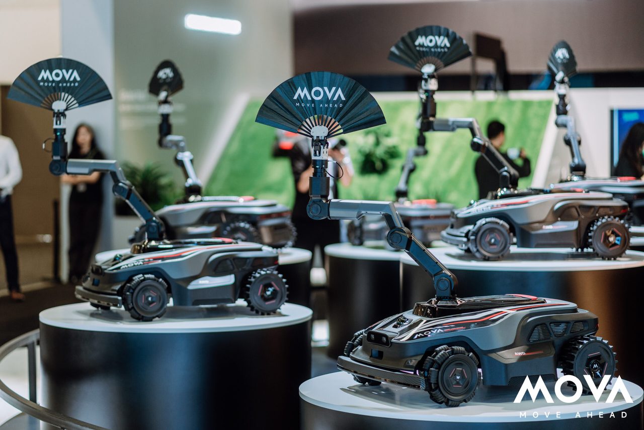 Robotmaaiers van Mova met robotarmen