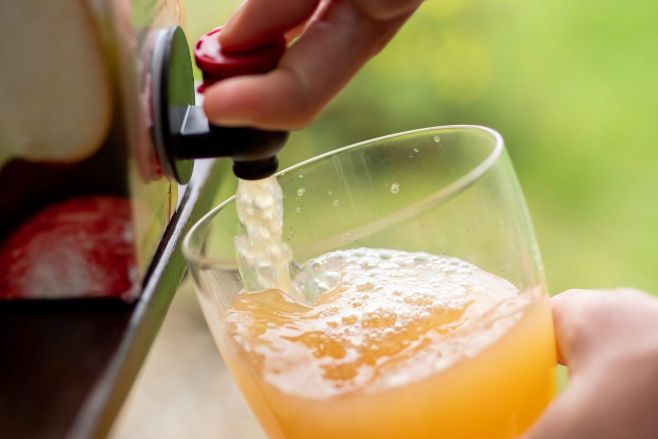 Appelsap in een glas schenken