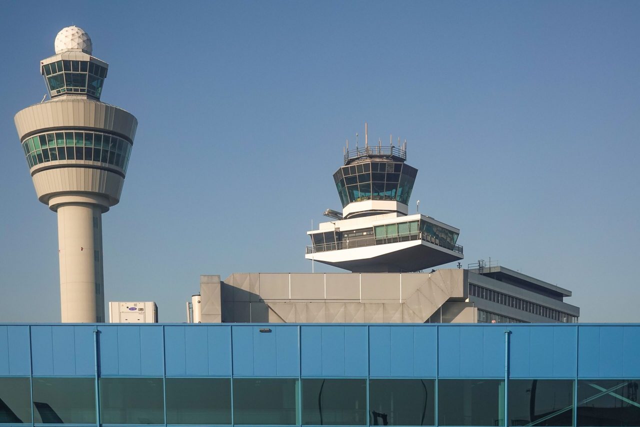 De luchtverkeerstoren van Schiphol.