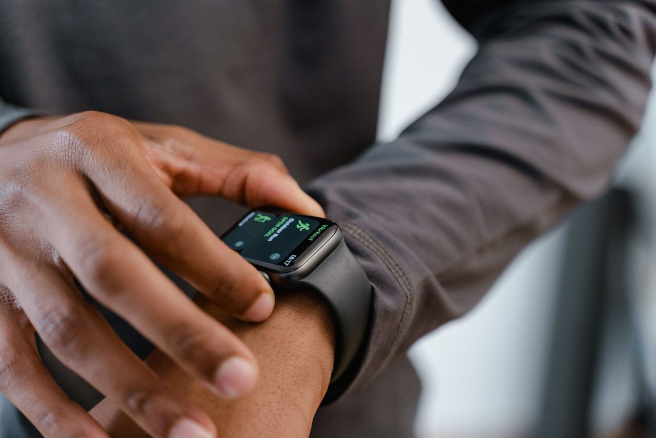 Iemand die kijkt op z'n smartwatch.