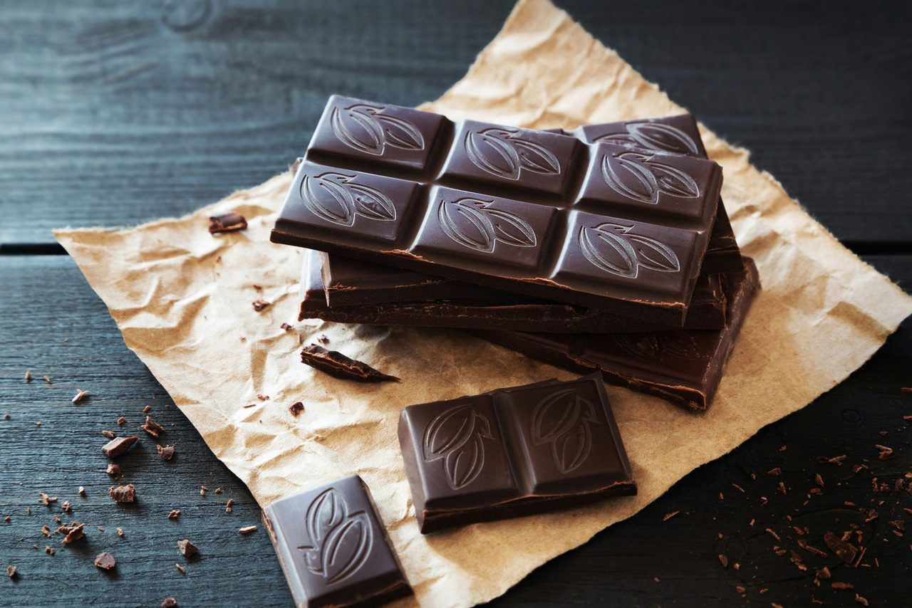 Stukjes pure chocolade op een papiertje.