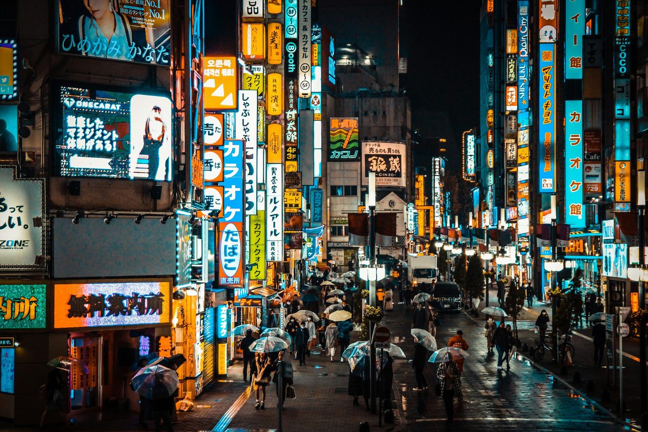 Een straat in Japan met allemaal neonborden.