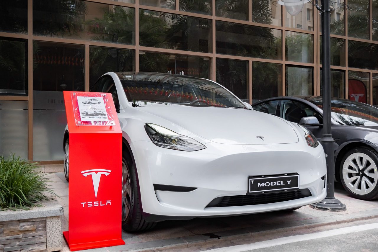 Een Tesla Model Y die geparkeerd staat.