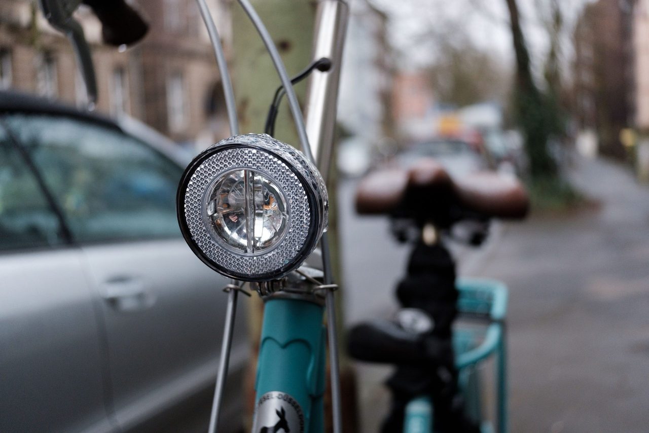 Een fietslamp van een fiets.