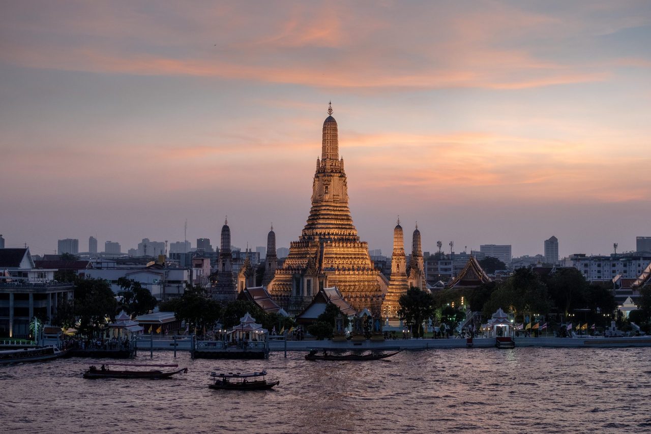 Een tempel met een hoge toren in Bangkok.
