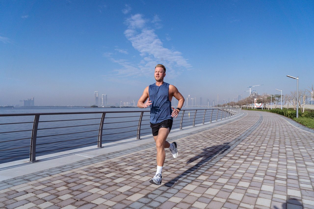 Een man die aan het hardlopen is.