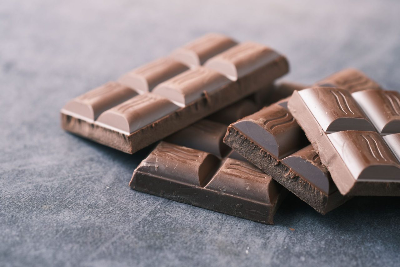 Een paar stukken pure chocolade.