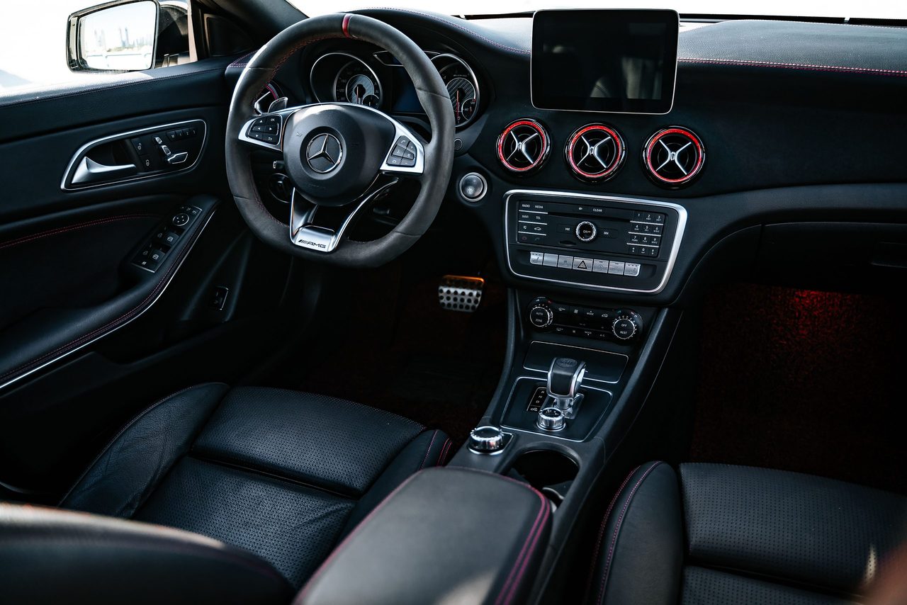 De binnenkant van een Mercedes-auto.
