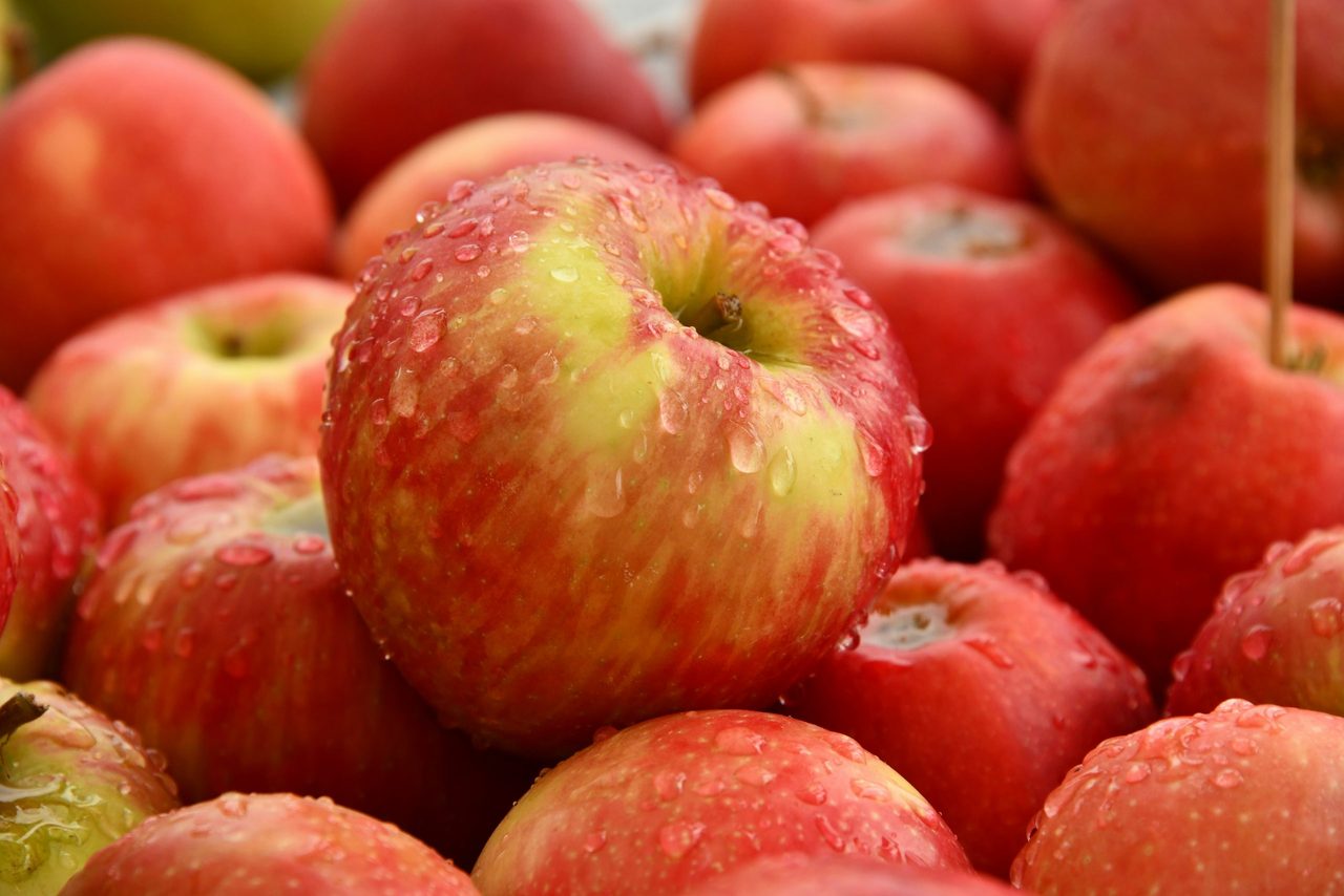 Appels die op elkaar liggen en die nat zijn.