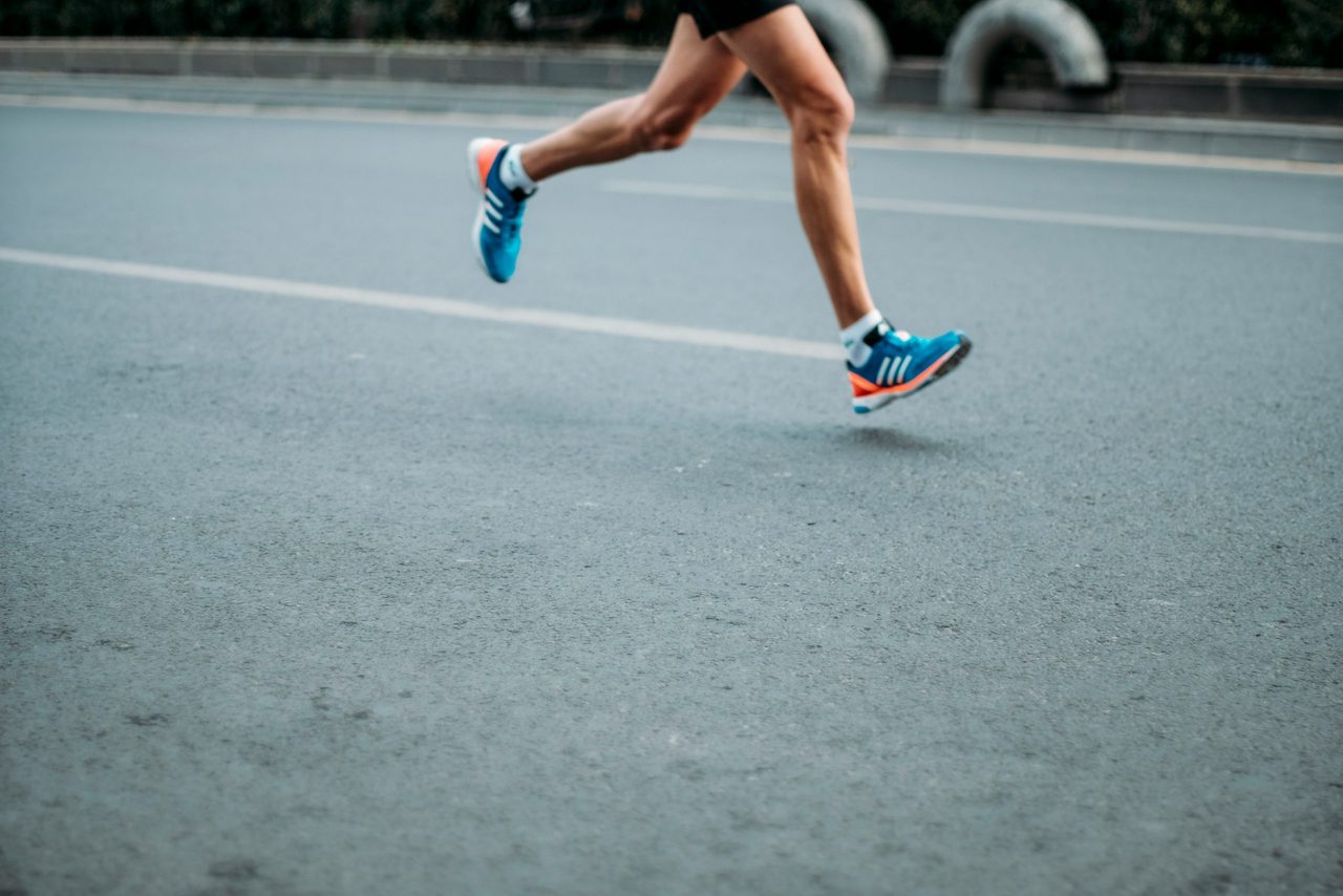 Een man die aan het hardlopen is.