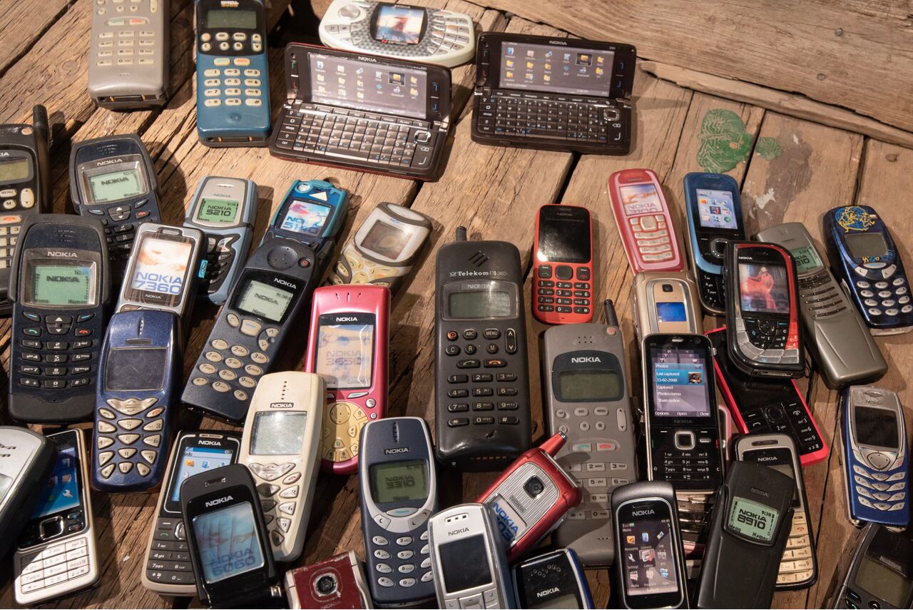 Allemaal hele oude telefoons. 