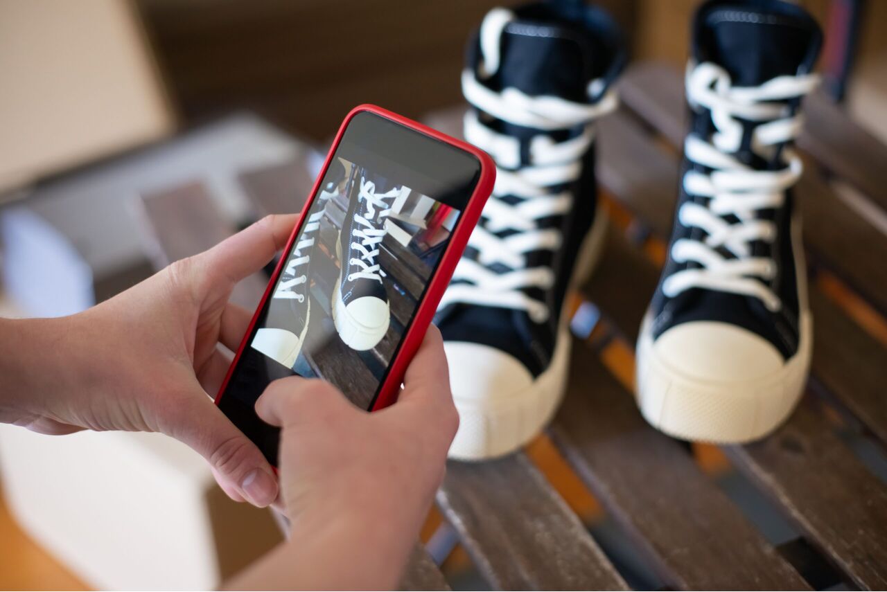 Iemand die foto's maakt van een paar schoenen. 