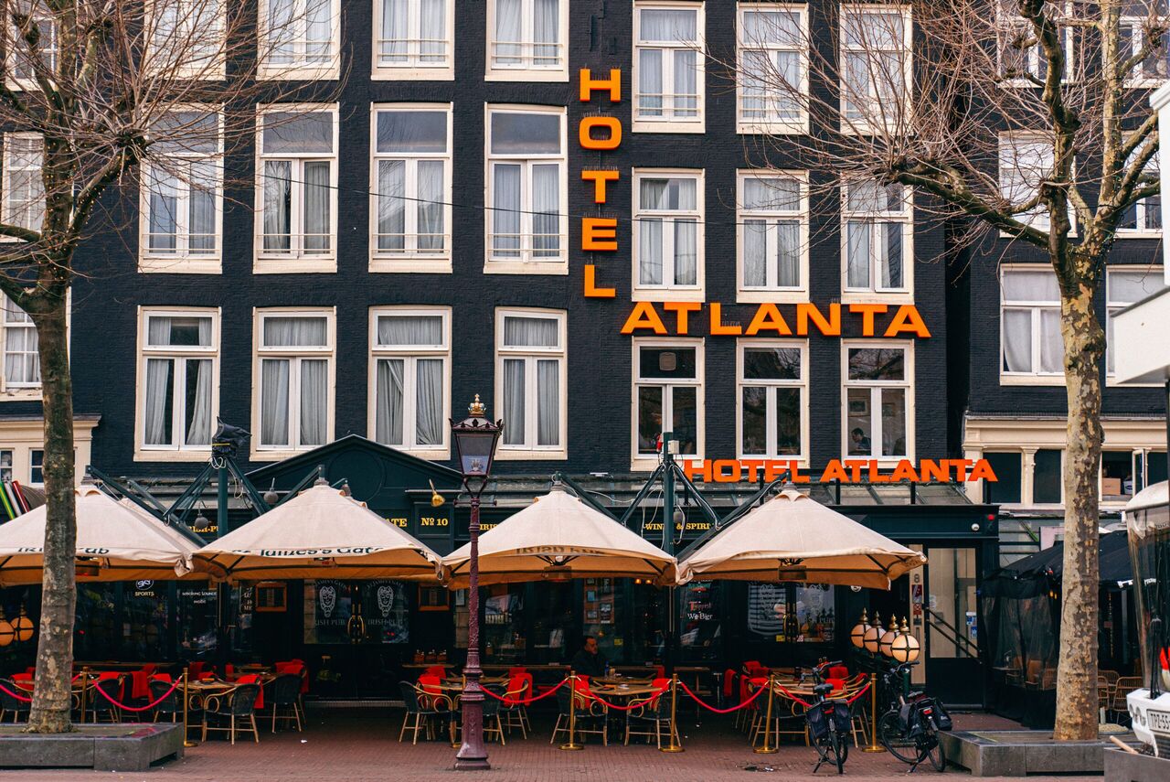 Een hotel met uitgeklapte parasols ervoor.