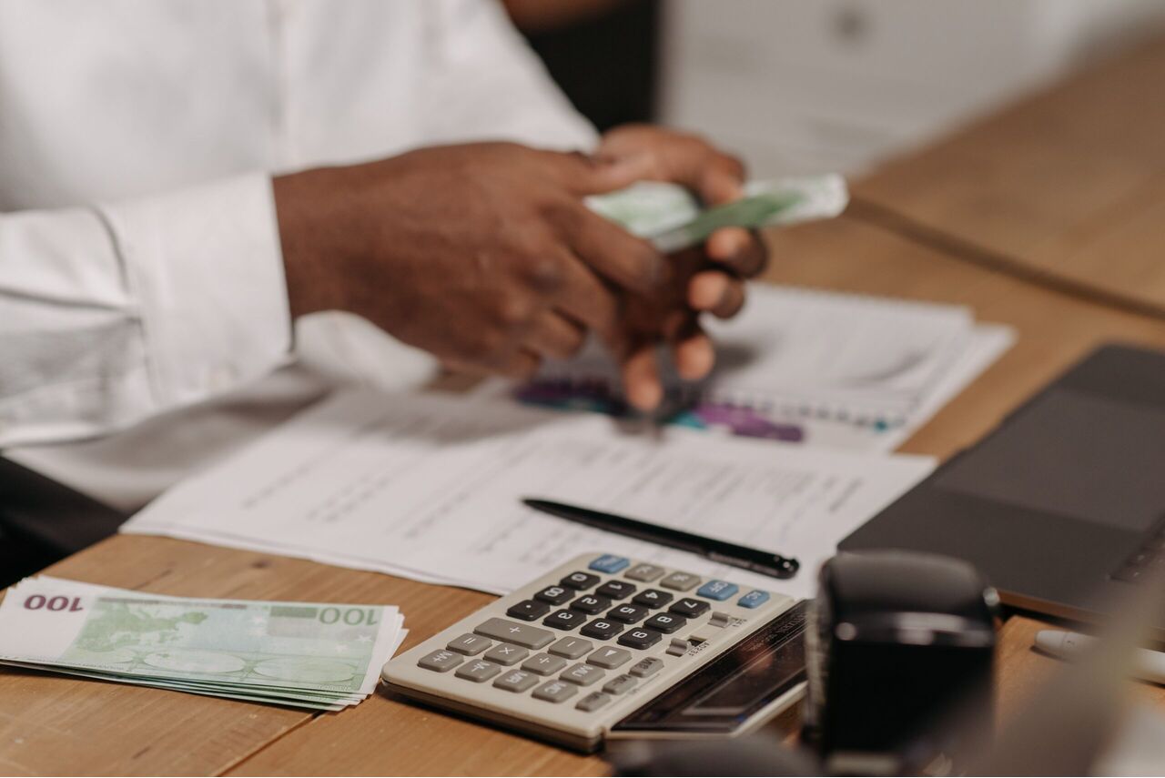 Iemand die geld aan het tellen is.