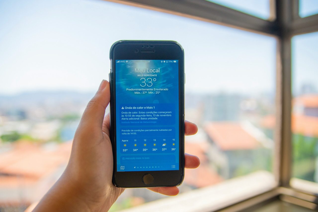 De weer-app op een telefoon.