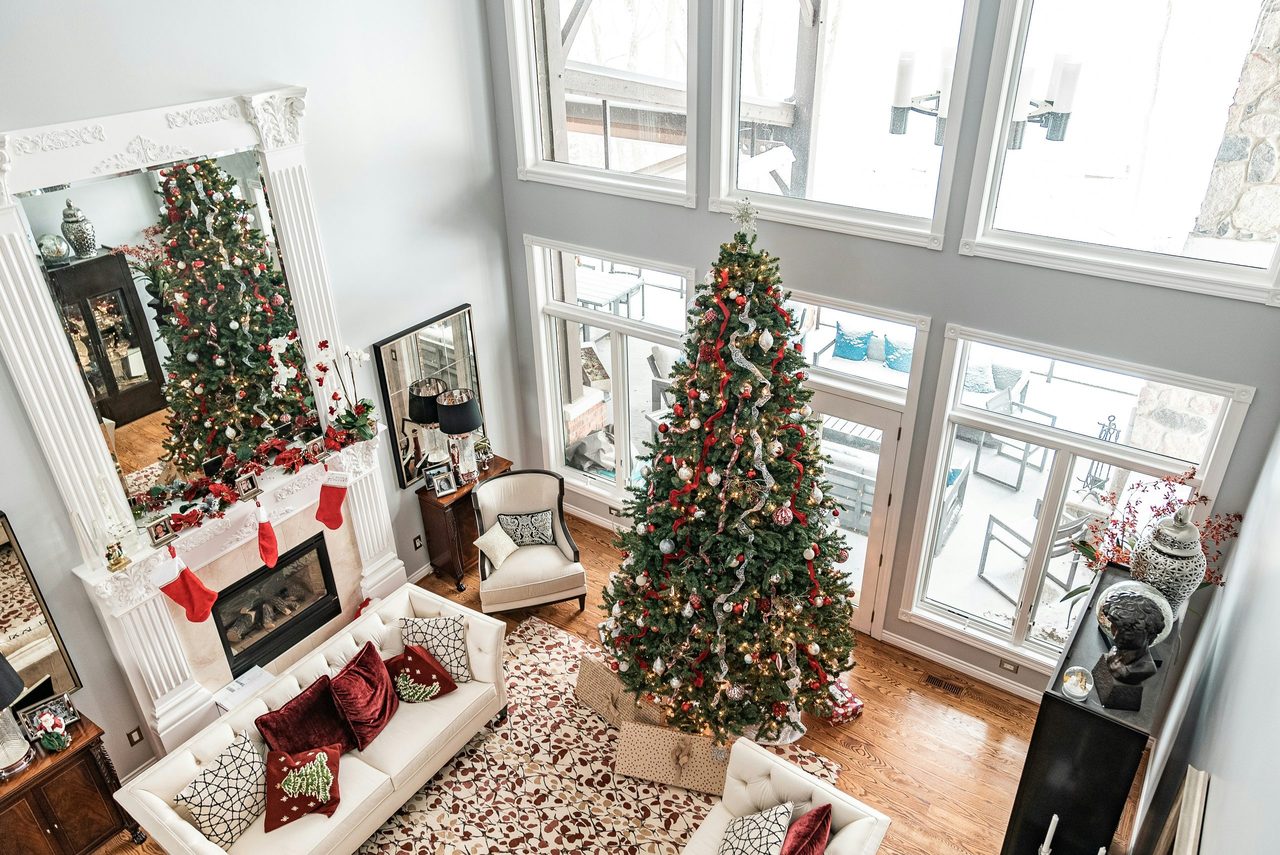Een kerstboom in een woonkamer.