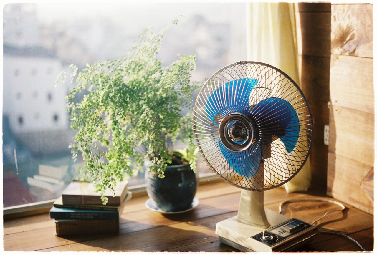 Een ventilator in een vensterbank.