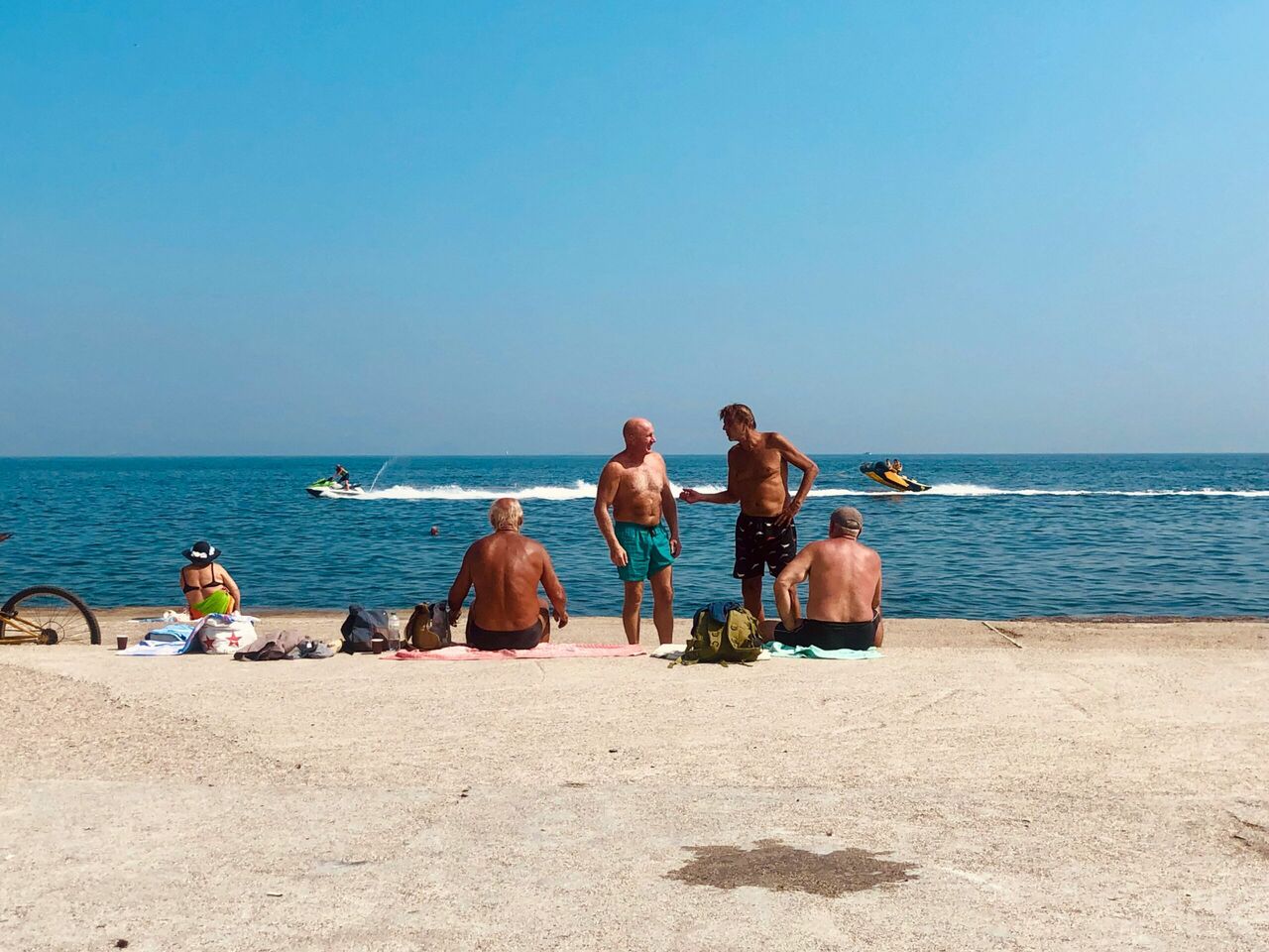 Mensen die aan het zonnen zijn op het strand.