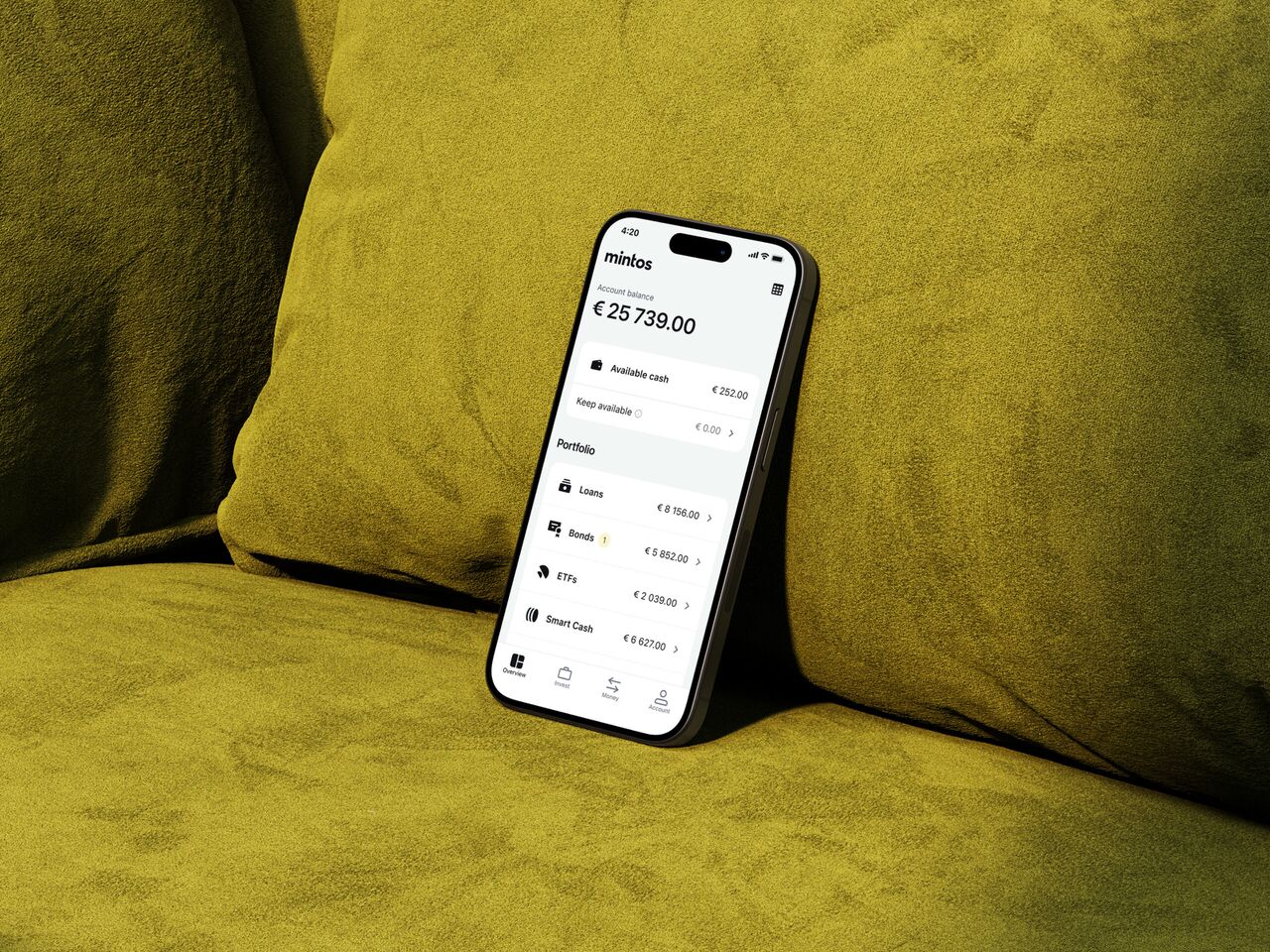 Een telefoon met gegevens van Mintos