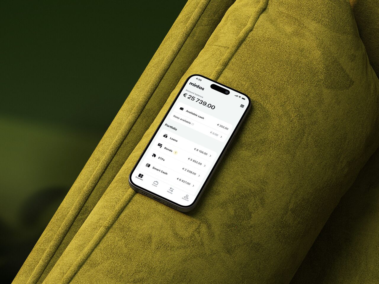 Een telefoon waarop belegigingen bij Mintos te zien zijn