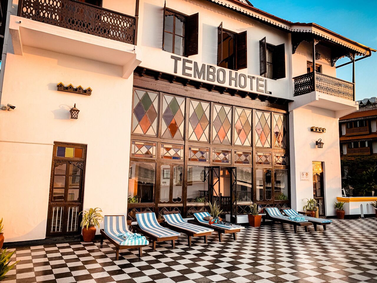 Een hotel met ligbedjes ervoor