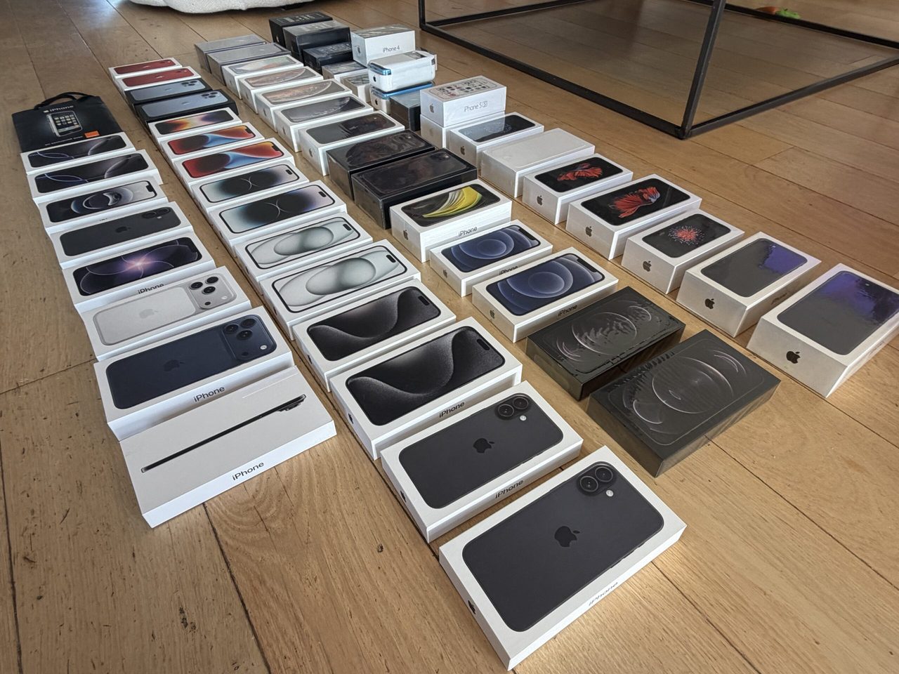 een verzameling van 54 iPhones die op tafel ligt