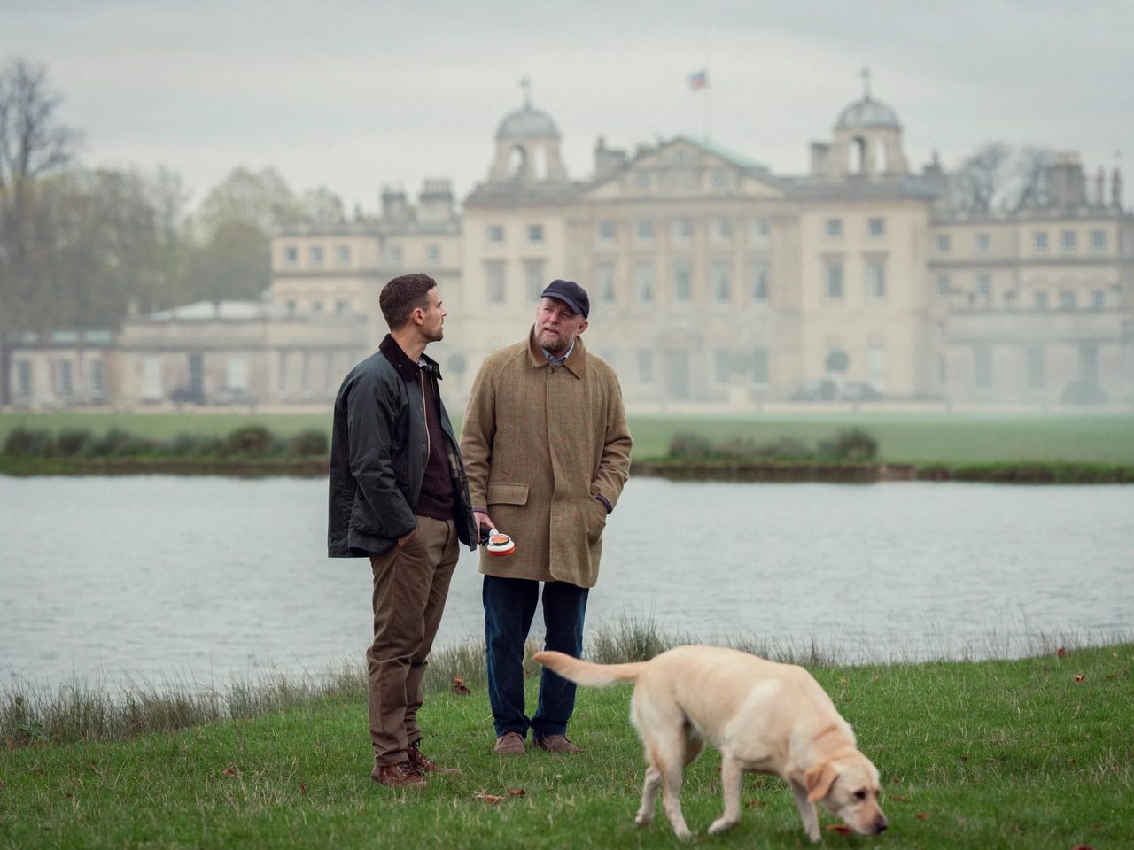 Een still uit de serie The Gentlemen, met daarachter het landhuis 