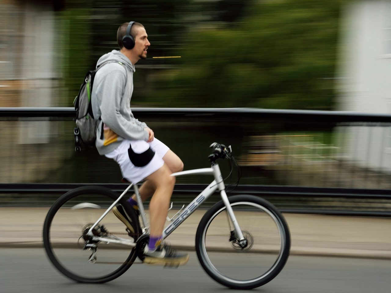 Een man die fietst.