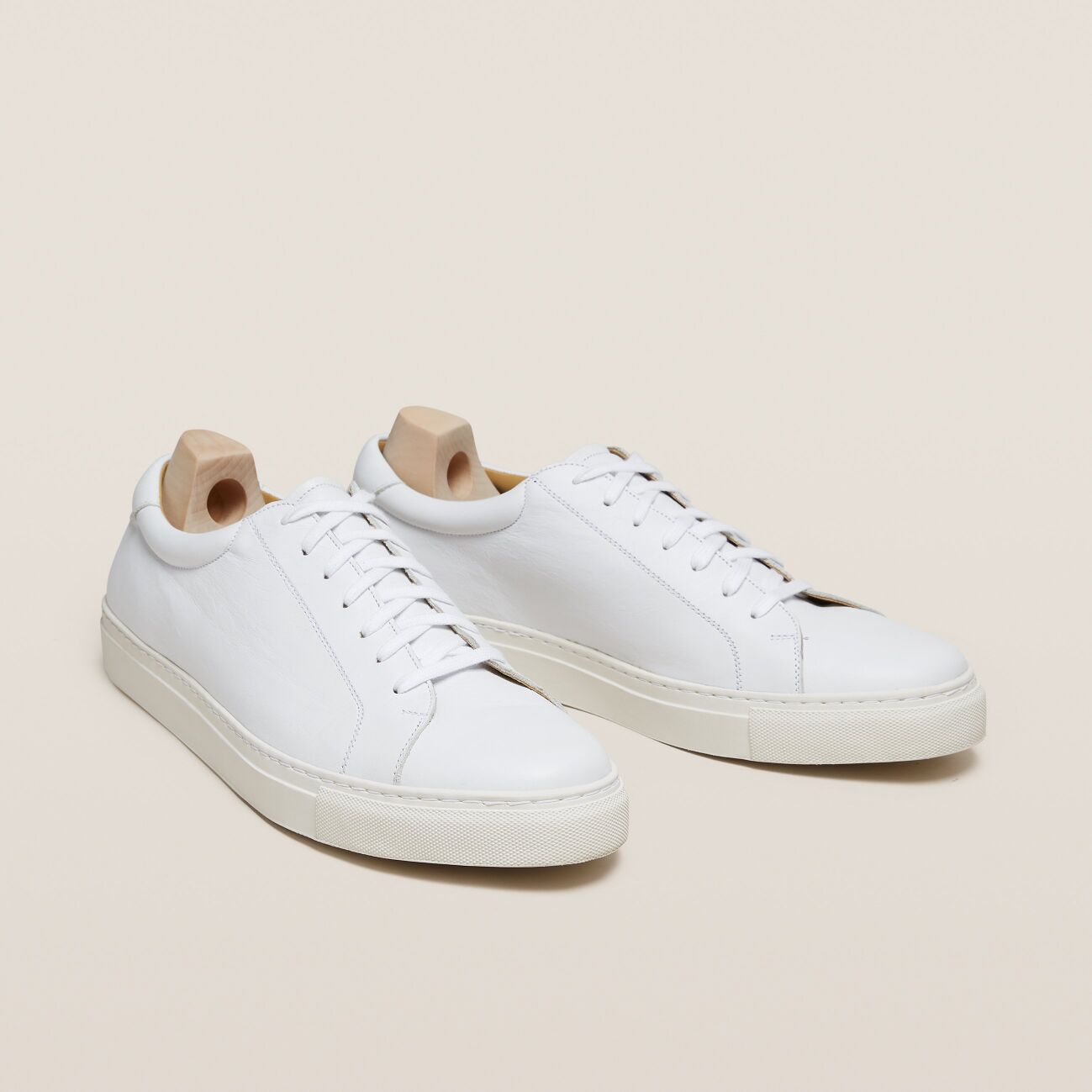 sneakers onder pak dragen