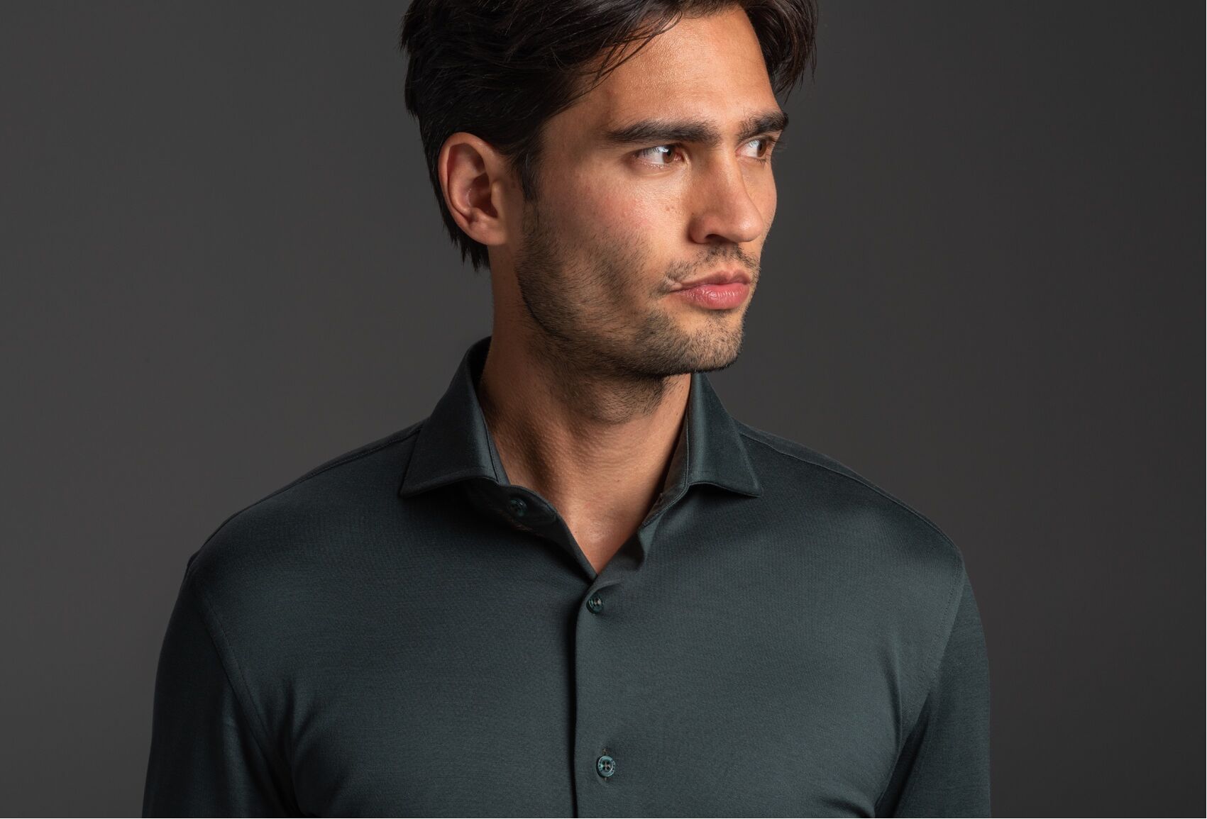 Shirt onder overhemd dragen