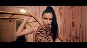 Illustratie voor: Must see: Adriana Lima danst op Swerve