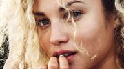 Illustratie voor: De krullen van Rose Bertram maken haar een lust voor het oog