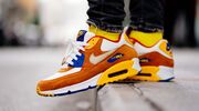 Illustratie voor: 10 paar Nike Air Max sneakers voor de zomerdagen