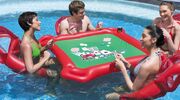 Illustratie voor: Met deze opblaasbare pokertafel komen jij en je vrienden de hittegolf wel door