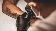 Illustratie voor: Hoeveel pijn doet een tattoo laten zetten?
