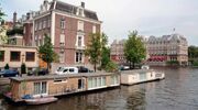 Illustratie voor: Binnenkijken in de Amsterdamse woonboot van Barry Atsma en zijn vriendin